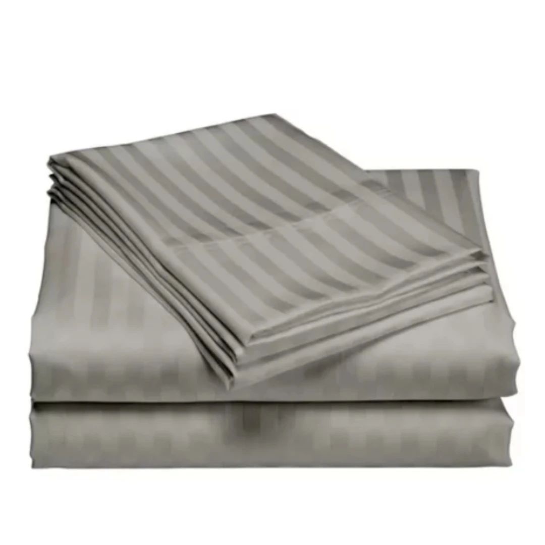 Juego de sábanas dobles grises a rayas, apiladas sobre fondo blanco.