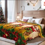 Cobija navideña decorativa con renos, hojas de acebo y frutos rojos sobre fondo amarillo.