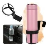 Soporte colgante negro para bebidas en coche, con termo rosa y botella de agua.