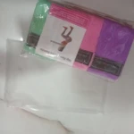 Bandas de resistencia de tela en verde, rosa y morado, para yoga y entrenamiento de glúteos y piernas.