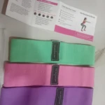 Bandas de resistencia para yoga en tela de tres colores: verde menta, rosa y morado, con tallas S, M y L.