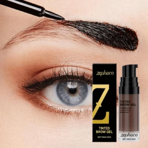 Tinte de cejas café Zephoco aplicándose en cejas oscuras, con envase y aplicador.