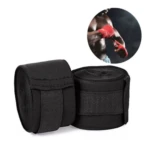 Vendas de boxeo MMA y kickboxing negras de 2.5M x 5cm en forma de rollo, con detalle de luchador vendándose la mano.
