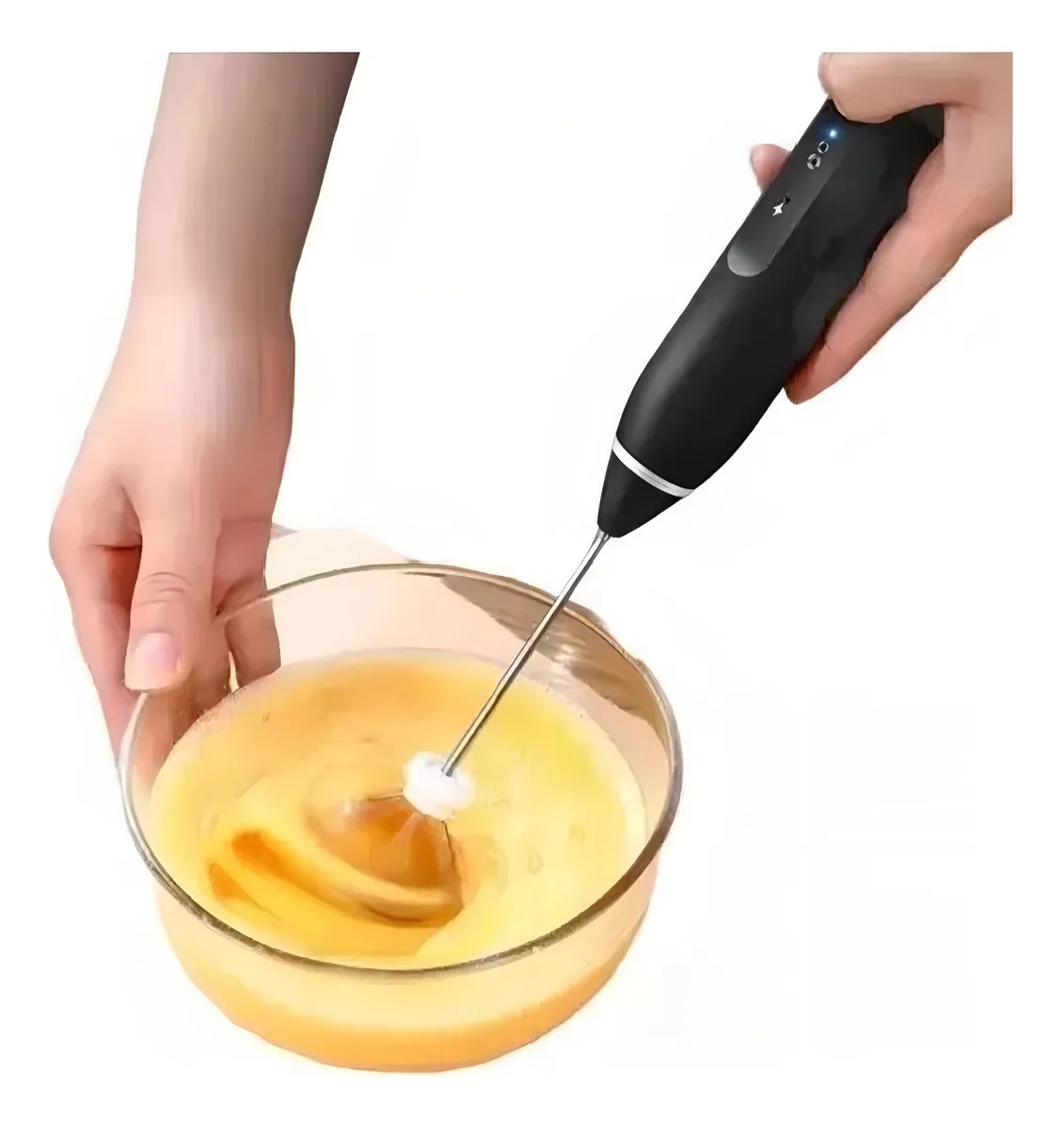 Batidora eléctrica V-25 negra batiendo líquido amarillo en un tazón de vidrio.