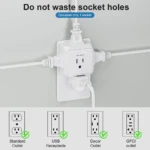 Adaptador blanco de pared con 3 tomas y puerto USB que se conecta a un enchufe estándar.
