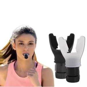 Mujer corriendo con ejercitador bucal y set de dos entrenadores pulmonares negros y blancos.