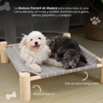 Hamaca elevada para mascotas, perros y conejos, de madera natural y tela transpirable a cuadros grises.