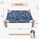 Hamaca portátil de madera para mascotas con tela azul y diseño de gatos, medidas 48x53x13 cm.