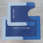 Tapete Duo Absorbente azul con diseño curvo y texto "Sweet Home".