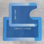 Tapete Duo Absorbente azul con diseño moderno y frase "Sweet Home". Ideal para baño.