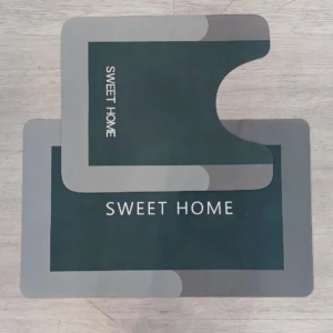 Tapete Duo Absorbente verde oscuro con borde gris y frase "SWEET HOME", uno con forma de U.