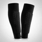 Par de canilleras negras de fútbol con protección hexagonal, licenciadas y profesionales.