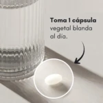 Cápsula vegetal blanda de biotina Sports Research junto a un vaso de agua, con detalle ampliado de la cápsula.