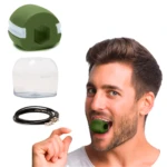 Hombre sonriente con ejercitador de mandíbula verde en la boca, junto a estuche y cordón negro.