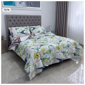 Edredón doble faz estampado con colibríes y flores amarillas sobre cama doble con cabecero gris.