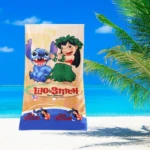 Set x2 toallas infantiles Lilo & Stitch en playa, con personajes animados y palmeras.