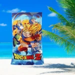 Toalla Dragon Ball Z con Goku, Vegeta y Piccolo sobre fondo de playa.