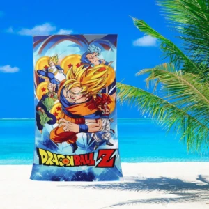 Toalla Dragon Ball Z con Goku, Vegeta y Piccolo sobre fondo de playa.