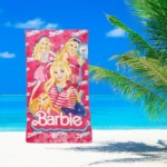 Set x2 Toalla Infantil Barbie, diseño en toalla rosa con varias Barbies, ideal para playa.