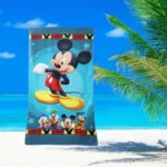 Toalla infantil de playa con Mickey Mouse y amigos, ideal para niños.
