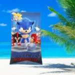 Toalla infantil de playa con Sonic, Tails, Knuckles y Eggman, azul vibrante.