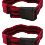 Par de bandas de oclusión para ejercicio, rojas con rayas negras y hebilla de plástico negro.
