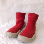 Zapatos respetuosos para bebé, color rojo, suela beige, tejido suave, ideales para primeros pasos.