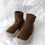 Zapatos respetuosos de bebé color café con suela beige, ideales para primeros pasos.