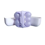 Rodillo facial con rodillos esféricos morados, diseño ergonómico para masajes, con base blanca, ideal para aliviar hinchazón.
