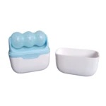 Ice Roller S30 con rodillo de tres esferas azules y su recipiente blanco.