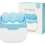 Rodillo facial de hielo azul y blanco para desinflamar, con diseño ergonómico y estuche de almacenamiento.
