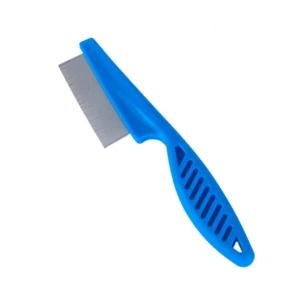 Peine antipulgas azul con dientes metálicos finos y mango ergonómico con ranuras.