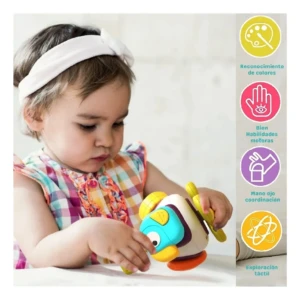 Niña concentrada jugando con un juguete didáctico tipo avión, colores vibrantes, promueve desarrollo.