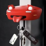 Gancho para llaves rojo con forma de auto deportivo y lengua afuera, sostiene llaveros.