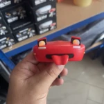 Gancho para llaves rojo con forma de auto Mazda Miata, ojos y lengua saliendo.