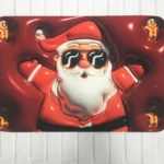 Santa Claus de peluche con gafas de sol y galletas de jengibre en tapetes rojos.