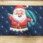 Tapete absorbente con estampado de Santa Claus sobre fondo azul acolchado, ideal para Navidad.