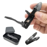 Cortaúñas metálico negro con compartimento para residuos, dentro de su estuche y mostrado en mano.