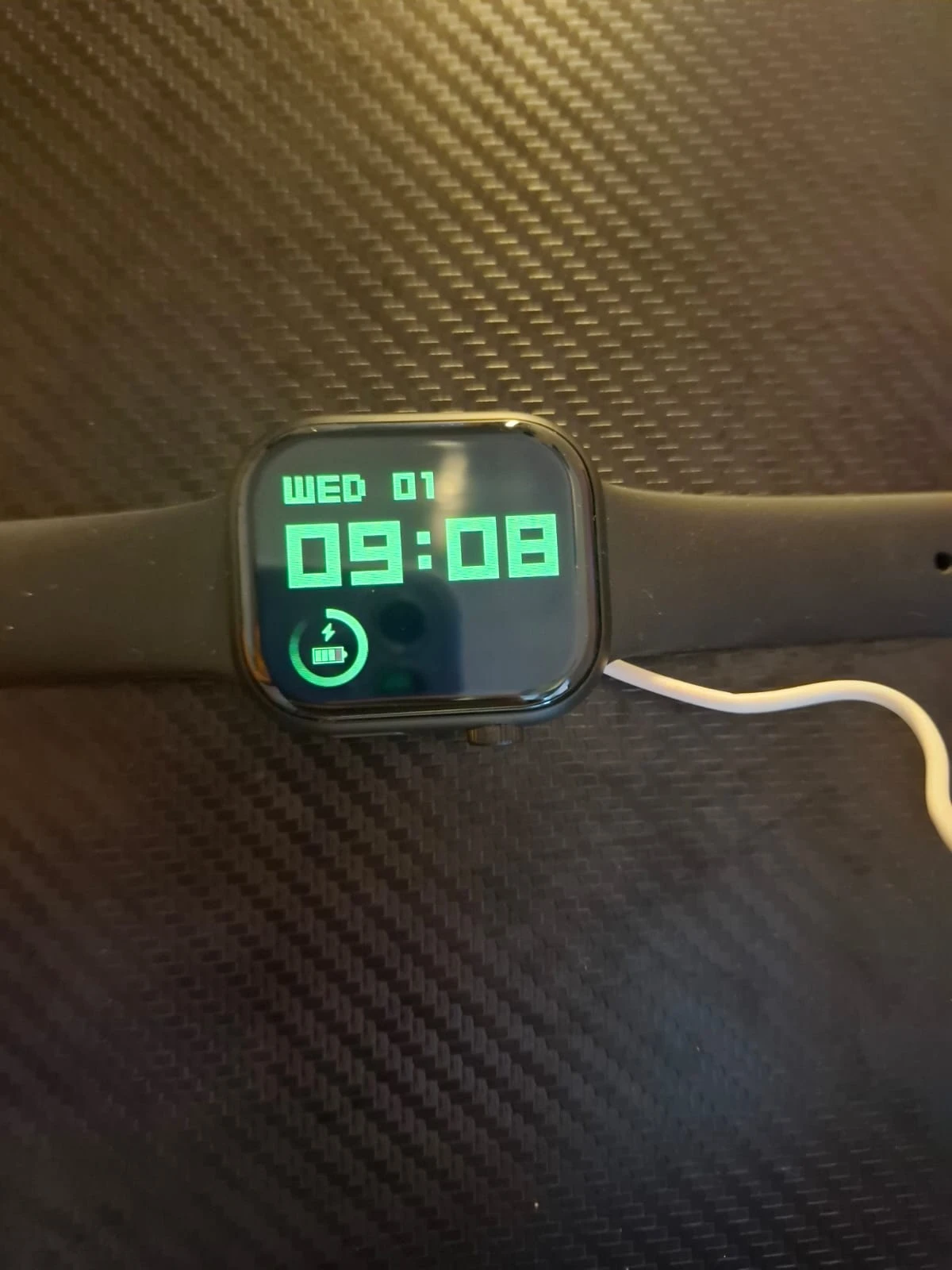 Reloj inteligente S9 Watch negro en carga, mostrando la hora 09:08 y el día miércoles 01.