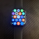 Reloj inteligente S9 negro con pantalla llena de íconos de aplicaciones, vista frontal.