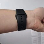 Pulsera negra de reloj inteligente S9, con detalle de orificios para ajuste, sobre muñeca.
