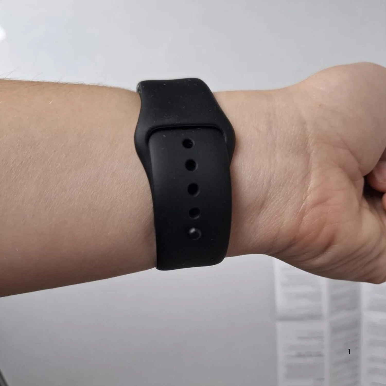 Pulsera negra de reloj inteligente S9, con detalle de orificios para ajuste, sobre muñeca.