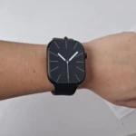 Reloj inteligente S9 Watch negro con monitor de ritmo cardíaco en muñeca, diseño minimalista.