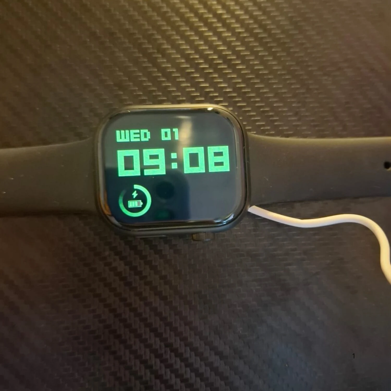 Reloj inteligente S9 Watch, pantalla verde con hora 09:08 y nivel de batería, conectado a cargador.