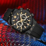 Reloj Curren 8464 con caja negra, dial texturizado, manecillas doradas, cronógrafo y correa de silicona, posado sobre una malla metálica con luces.