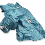 Bolsa secadora azul para mascotas, con tubo flexible y aberturas.