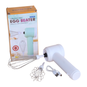 Batidora de huevos USB eléctrica inalámbrica blanca con batidores y cable de carga.