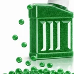 Tarro verde con 50,000 esferas de hidrogel Orbis y 3 barras blancas, con esferas cayendo.