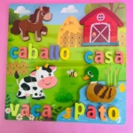 Rompecabezas didáctico de madera con figuras de animales de granja: caballo, vaca, pato y bebé pato, junto a palabras en español.