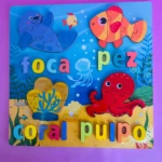 Didáctico de madera con figuras marinas y letras de colores "foca", "pez", "coral", "pulpo".